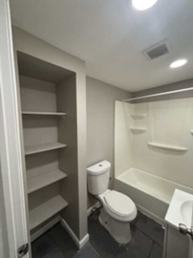 Building Photo - 24 E Silver St