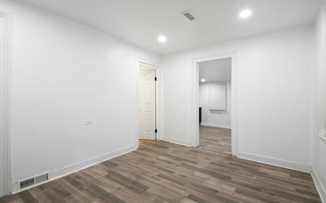 Building Photo - 1361 E 45th St