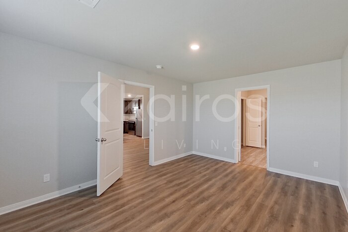 Building Photo - 713 St James Pl