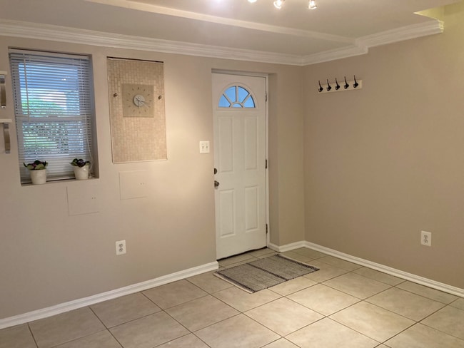 Building Photo - 902 I St SE