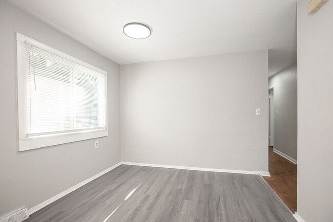 Building Photo - 3 BED 1 BATH BEAUTIFUL SINGLE FAMILY HOME ...