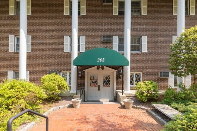 Building Photo - 205 Great Rd