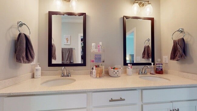 Building Photo - Spacious and Well Maintained 3 Bedroom Townhome in Woodward Oaks