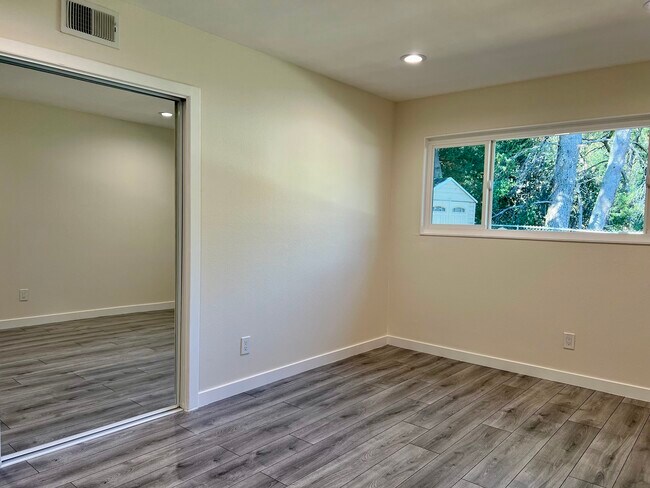 Building Photo - 6069 Lake Nadine Pl