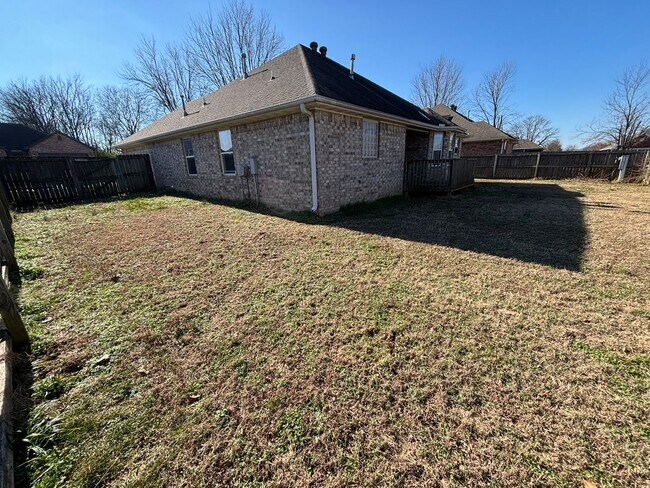Building Photo - NEW APPLIANCES TO COME!! Gorgeous Single Family Home Off Of Mount Comfort Road!