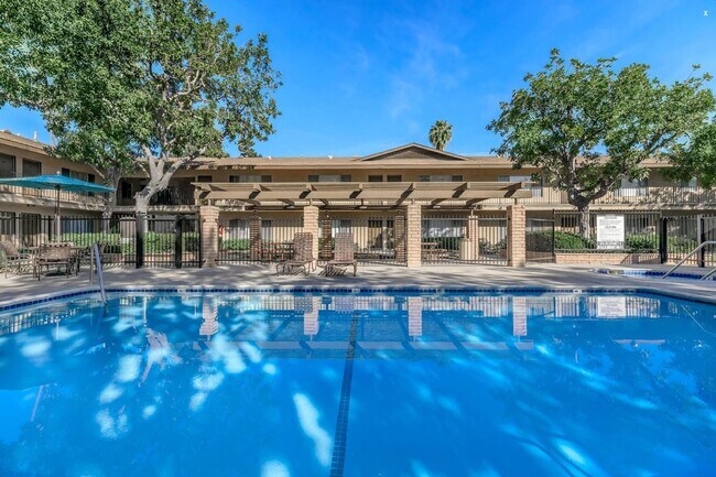 Building Photo - Unit 40 - Spacious 2nd Floor 1 Bed 1 Bath Apartment Home in Anaheim