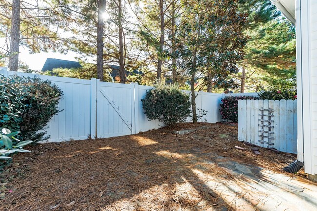 Building Photo - 165 N Arcadian Way