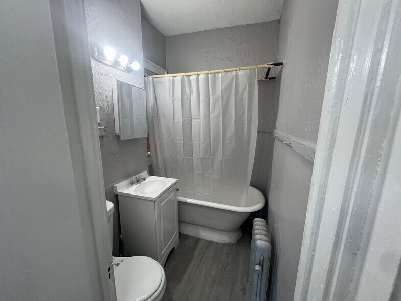 Building Photo - 392 E 147th St