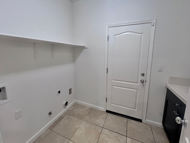 Building Photo - $2,695 Ashlan & Dewolf, 4 bedroom - Buckin...