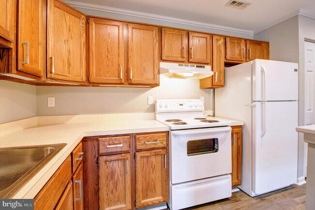 Building Photo - 2121 Wainwright Ct