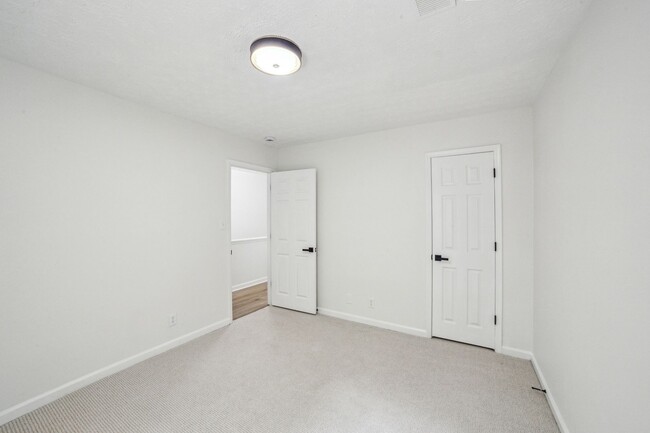 Building Photo - 3 bed 3 bath in Jonesboro!