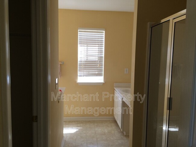 Building Photo - 305 Londonderry Ct