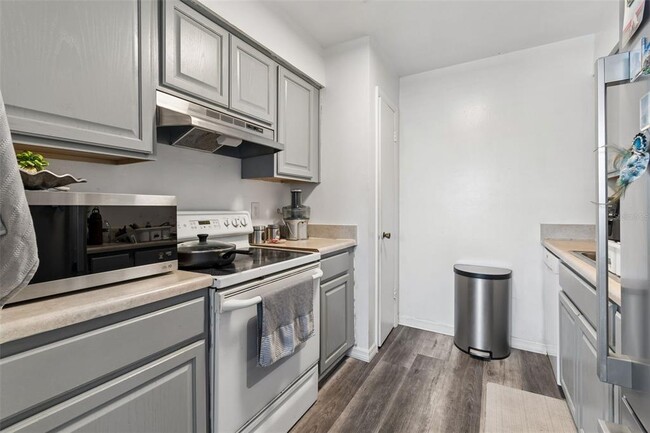 Building Photo - 7210 N Manhattan Ave