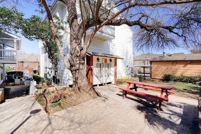Building Photo - 2300 Nacogdoches Rd