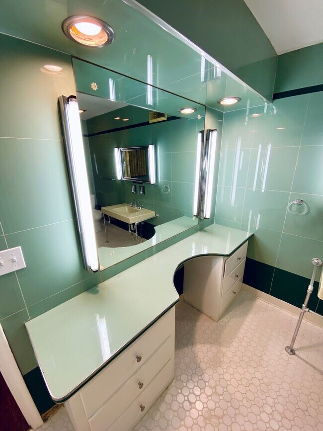 Building Photo - Remodeled Westgate Home with Attached Prof...