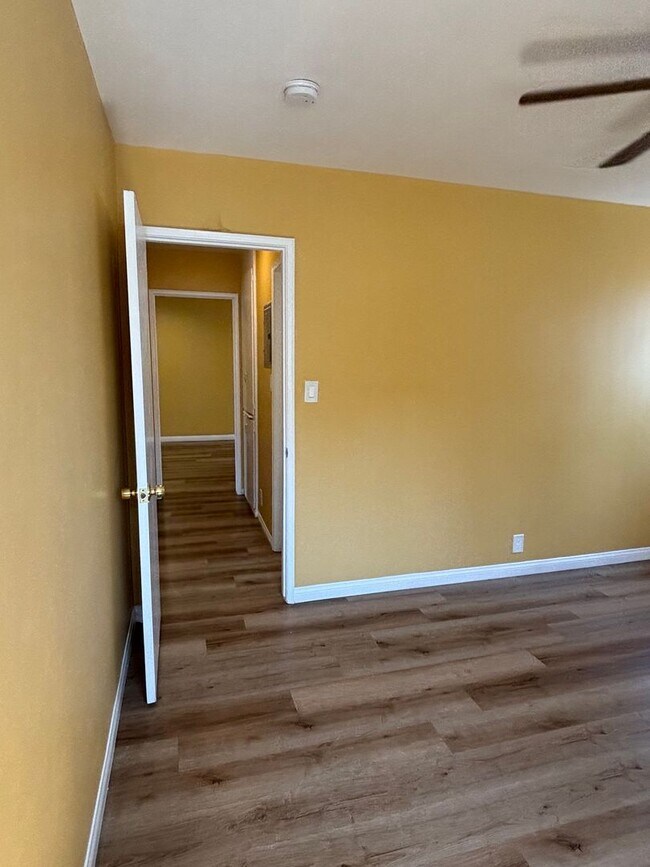 Building Photo - Spacious 1 bedroom available now in Long B...