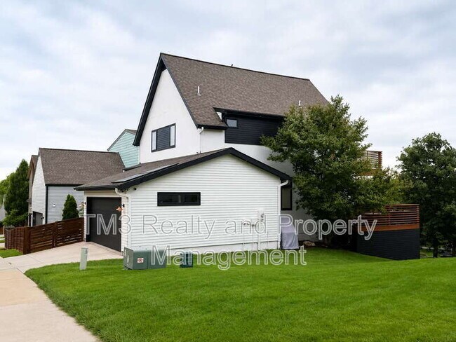 Building Photo - 2436 Forest Ave