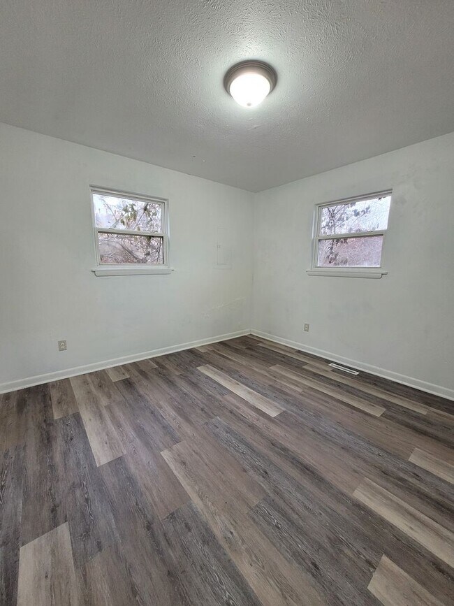 Building Photo - 3 Bedroom 1 Bath home with a Fenced back Yard!