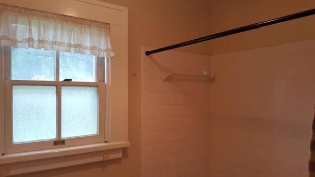 Building Photo - 316 1/2 E 7th Street Unit