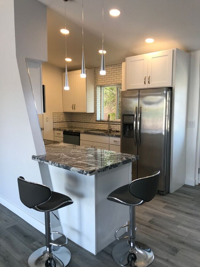 Building Photo - 3 bedroom updated Townhome