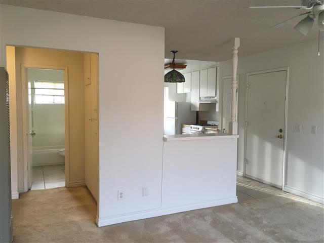 Building Photo - Great Upstairs 2BD/1BA Condo, Community Po...