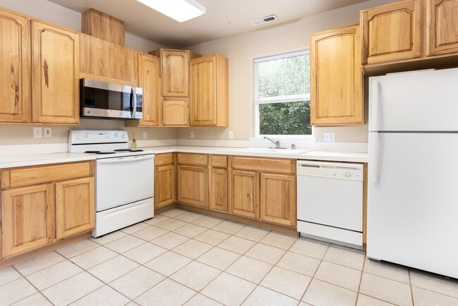 Building Photo - 3 Bed Room 2 Bath No Garage No Carport