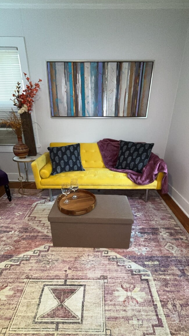 Building Photo - Furnished One Bed in Belhaven