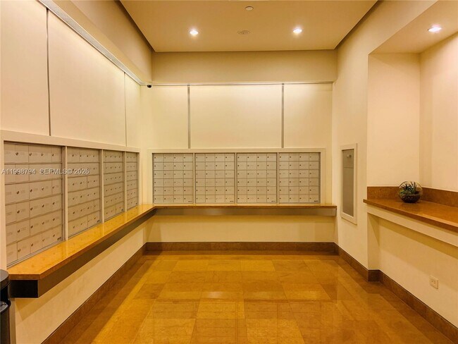 Building Photo - 801 Brickell Key Blvd