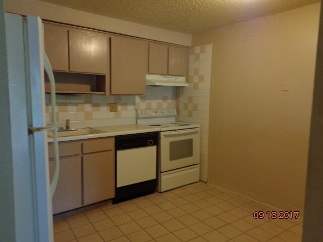 Building Photo - Wonderful 1 BR/1 BA third level condo in secured building.