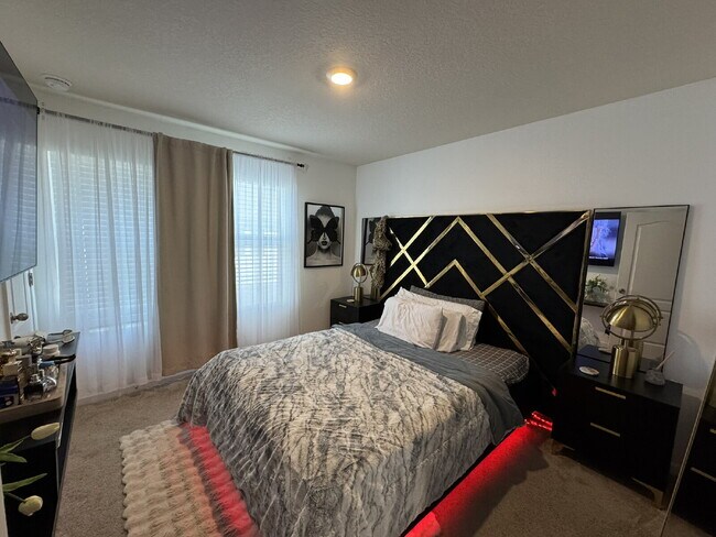 Building Photo - Deer Run Modern Townhome Near Downtown & B...