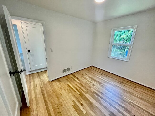 Building Photo - Modern and Bright 3Bd/1B Home | Washer & D...