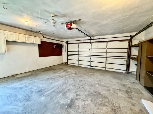 Building Photo - A Ranch Home In Great Neck!  Ready NOW!  P...