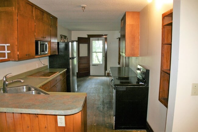 Building Photo - Acreage in Rural Burbank