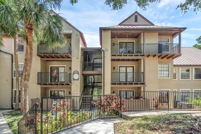 Building Photo - Newly Renovated Ground Floor Condo in Gate...