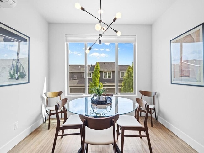 Building Photo - Beautiful Townhouse In Spokanes Kendall ya...