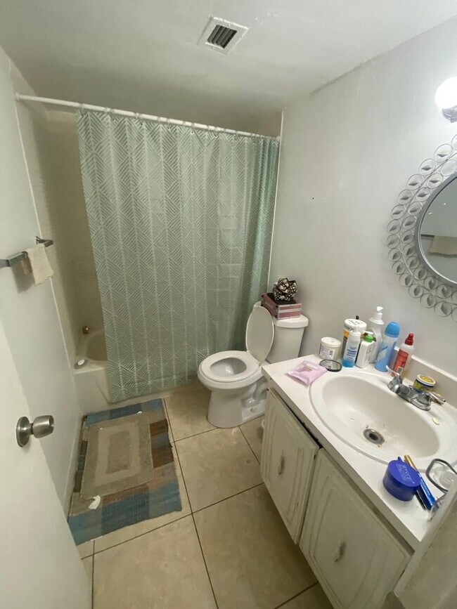 Building Photo - Charming 2 Bed 2 bath in a gated community close to it all!