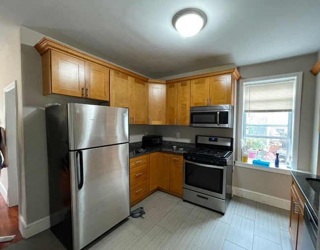 Building Photo - Beautiful 4 Bed Unit Right In East Boston