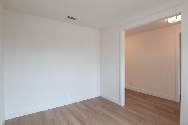 Building Photo - $500 MOVE IN SPECIAL OFF FIRST MONTHS RENT.