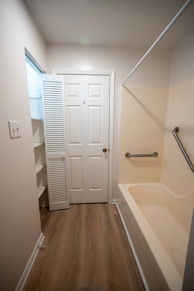 Building Photo - Beautifully Updated 2-Bedroom Condo in Fiv...