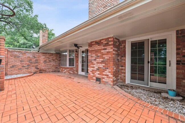 Building Photo - Pristine Updated Indian Creek Condo