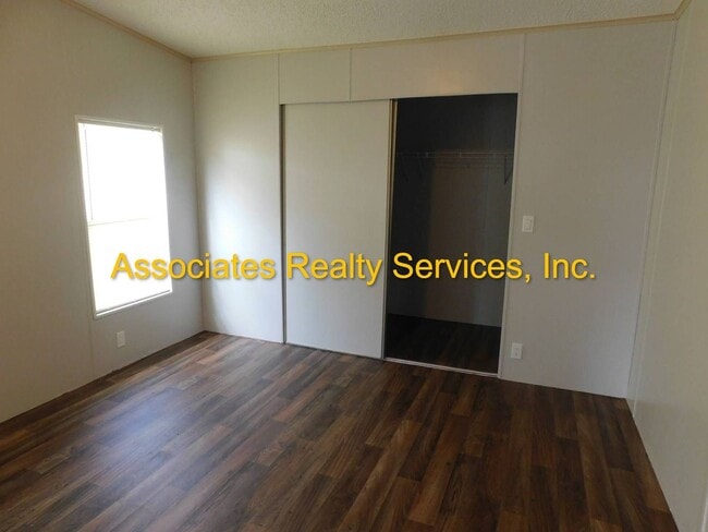 Building Photo - Secluded home in the country!