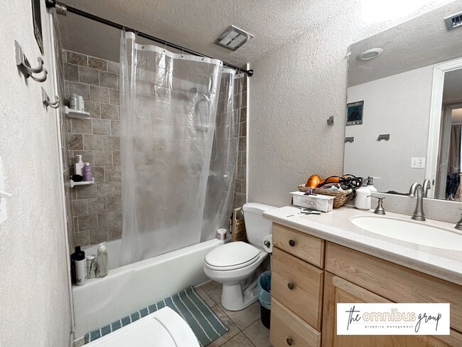 Building Photo - Cozy One Bedroom Near CU!