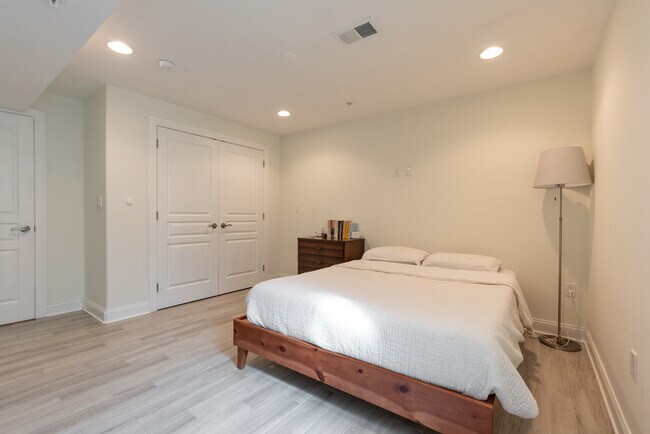 Building Photo - 1900 E Cumberland St