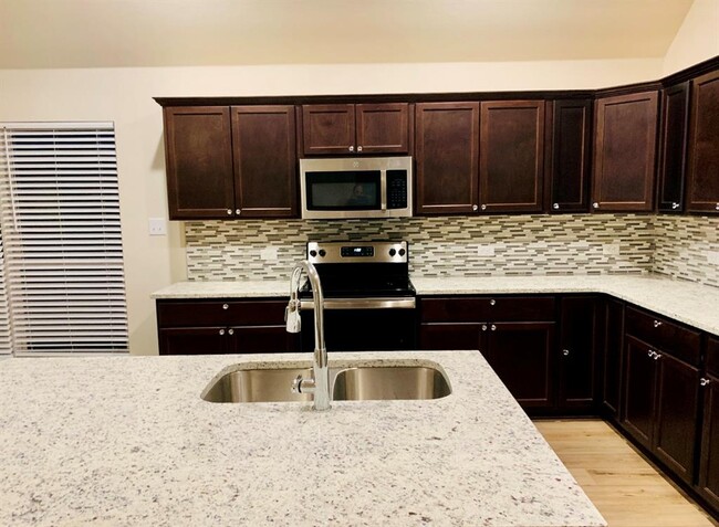 Building Photo - 808 Fallbrook Dr