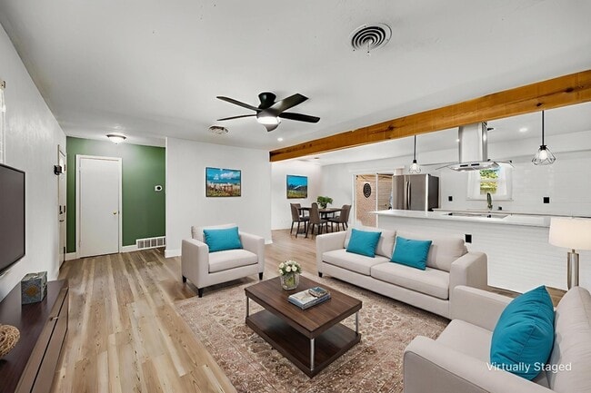 Building Photo - 404 E Alexander Ln