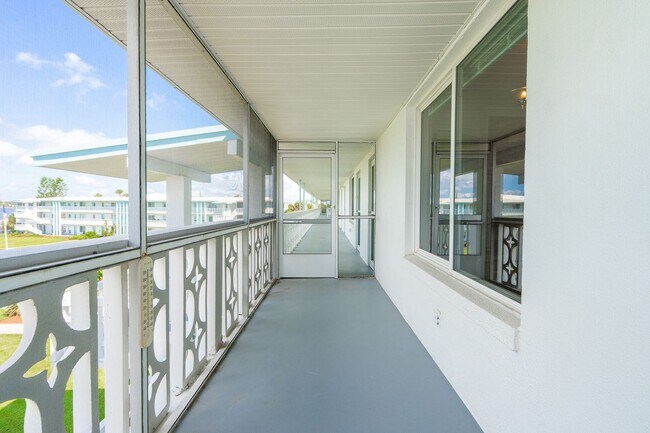 Building Photo - Riverfront Two Bedroom Condo