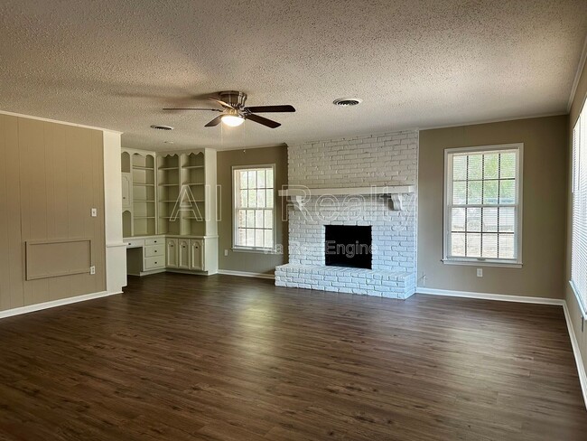 Building Photo - 1009 Rosedale Dr