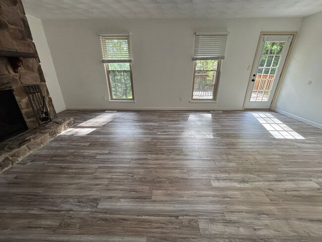 Building Photo - 6421 Orchard View Ln