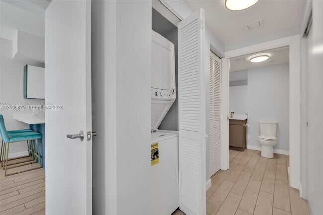 Building Photo - 321 NE 26th St