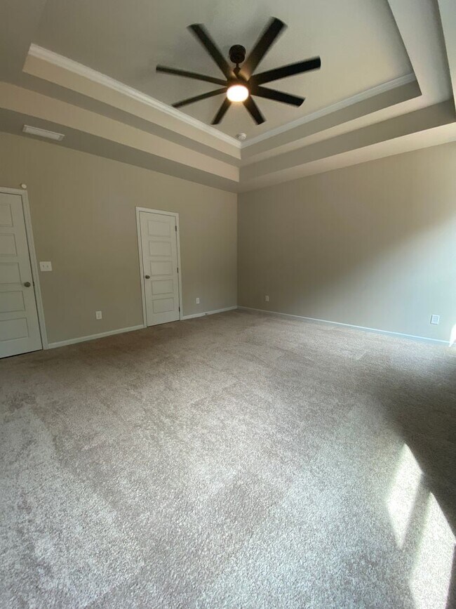 Building Photo - SPECIAL: HALF OFF FIRSTS MONTH RENT! Lovel...